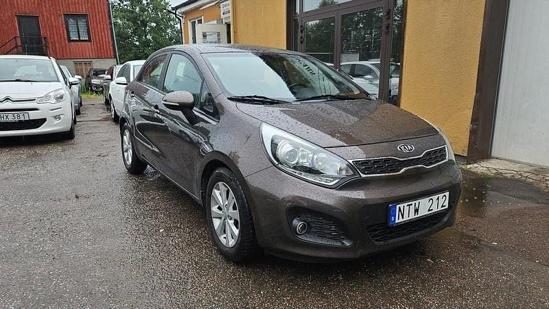 Brun Begagnad 2011 Kia Rio Halvkombi | 64 900 kr (Marknadspris) - Bild 1/4