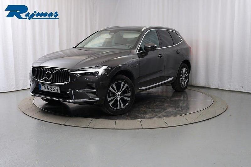 Grå (platinum grey metallic) Begagnad 2024 Volvo XC60 Core SUV | 509 900 kr (Marknadspris) - Bild 1/4