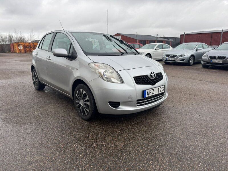 Silver Begagnad 2007 Toyota Yaris Halvkombi | 49 500 kr (Marknadspris) - Bild 1/4