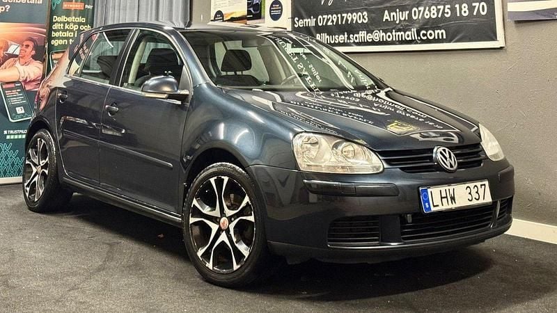 Mörkblå (blå) Begagnad 2008 VW Golf VI Trendline Halvkombi | 39 900 kr (Marknadspris) - Bild 1/4