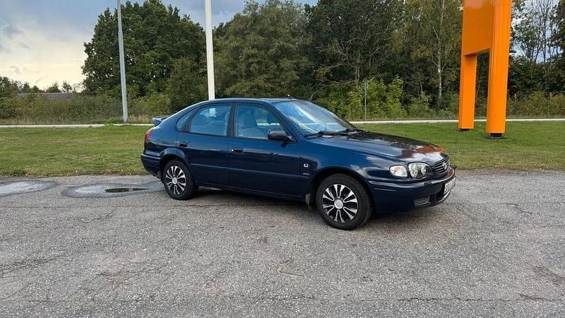 Blå Begagnad 2001 Toyota Corolla Halvkombi | 29 800 kr (Dyr) - Bild 1/4