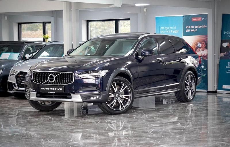 Mörkblå (blå) Begagnad 2019 Volvo V90 CC Momentum Kombi | 299 900 kr (Marknadspris) - Bild 1/4