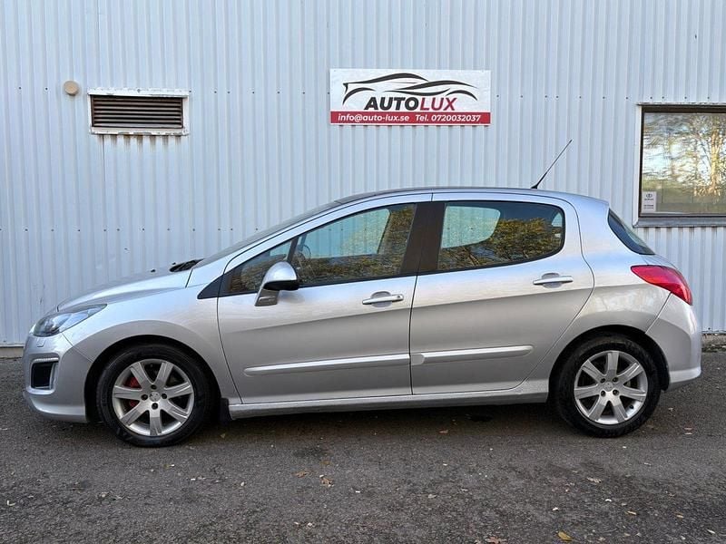 Ljusgrå (grå) Begagnad 2013 Peugeot 308 Halvkombi | 59 900 kr (Marknadspris) - Bild 1/4