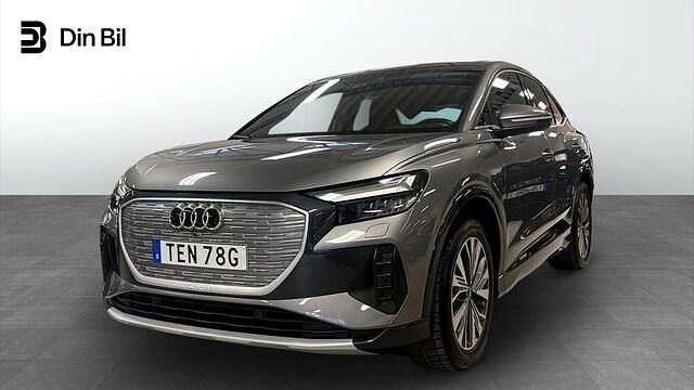 Grå Begagnad 2023 Audi Q4 Sportback e-tron Advanced Plus SUV | 389 000 kr (Superpris) - Bild 1/4