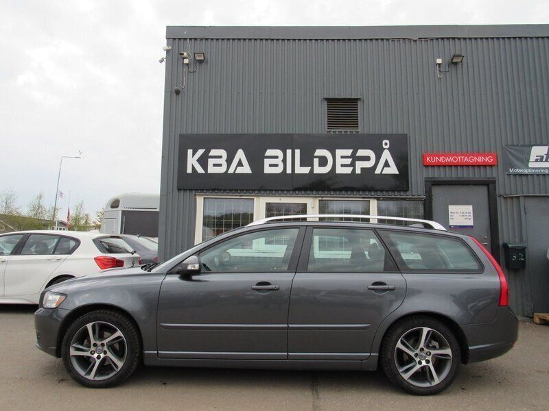 Grå Begagnad 2011 Volvo V50 Momentum Kombi | 49 900 kr (Marknadspris) - Bild 1/4