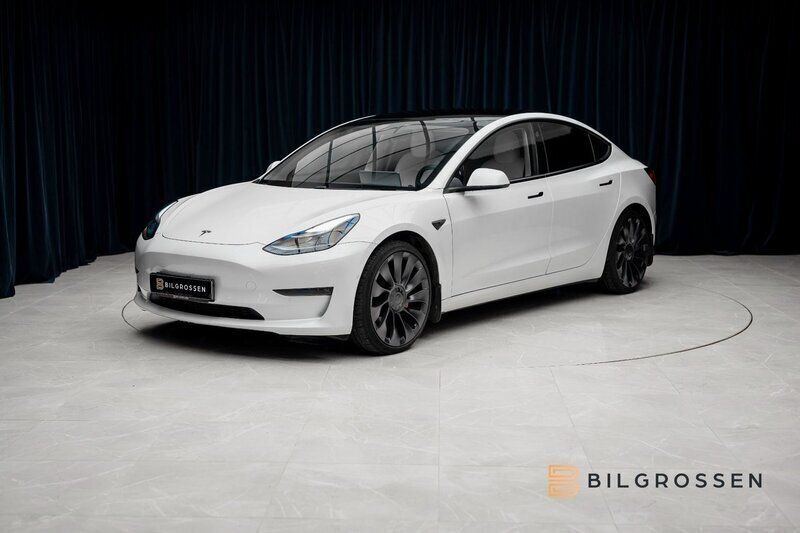 Vit Begagnad 2021 Tesla Model 3 Performance Sedan | 329 900 kr (Marknadspris) - Bild 1/4
