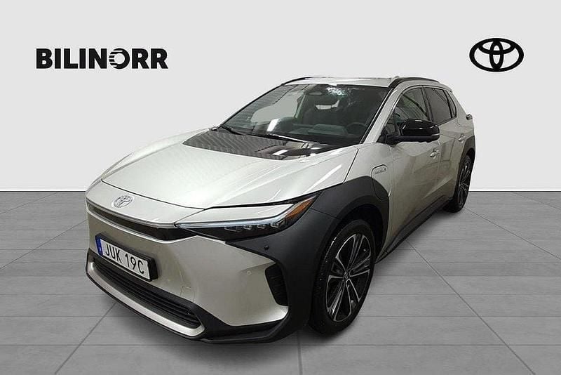 Silver Begagnad 2022 Toyota bZ4X Executive SUV | 369 900 kr (Marknadspris) - Bild 1/4