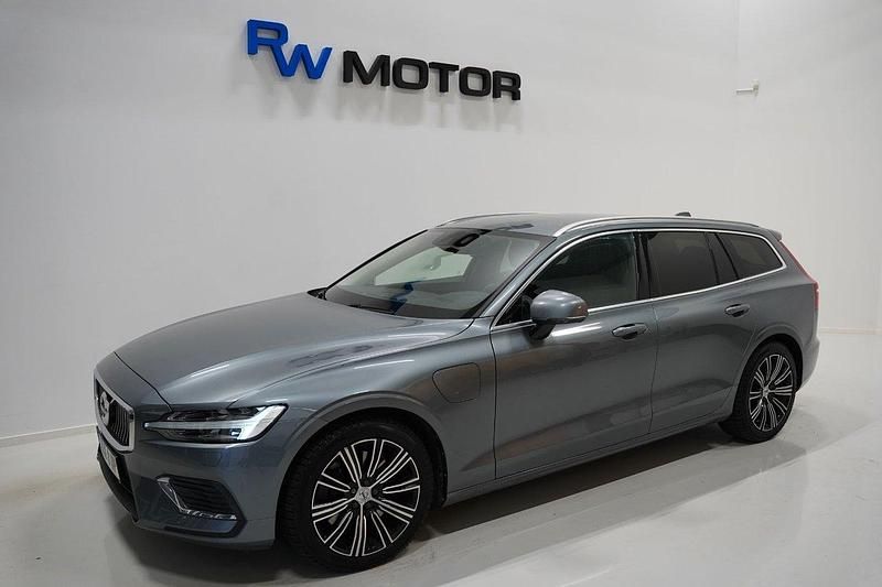 Grå Begagnad 2020 Volvo V60 Momentum Kombi | 254 800 kr (Marknadspris) - Bild 1/4