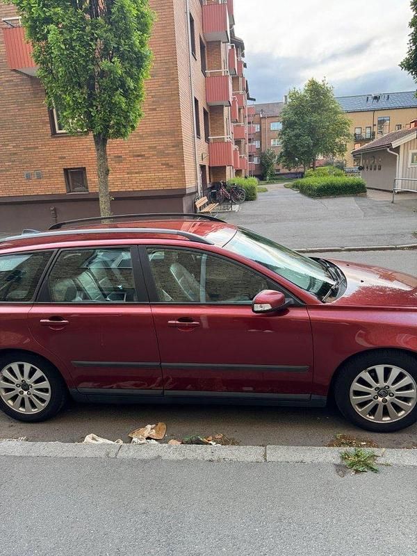 Röd Begagnad 2007 Volvo V50 Kinetic Kombi | 35 000 kr (Bra pris) - Bild 1/4