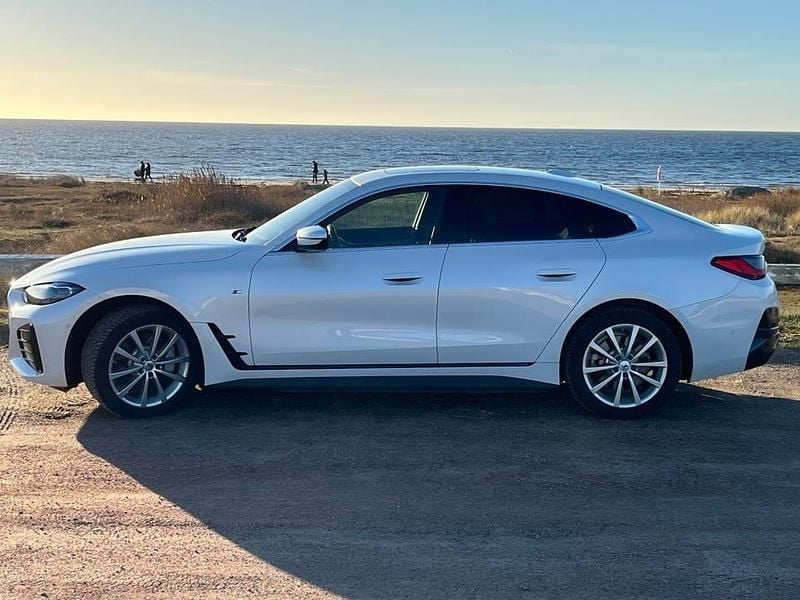 Vit metallic Begagnad 2024 BMW i4 Sedan | 469 000 kr (Dyr) - Bild 1/4