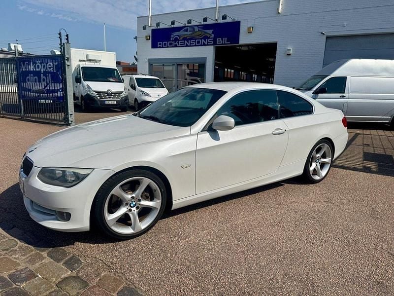 Vit Begagnad 2011 BMW 325 M Sport Sportkupé | 109 000 kr (Superpris) - Bild 1/4