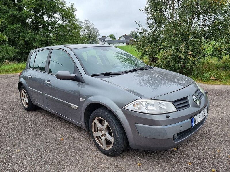 Mörkgrå (grå) Begagnad 2004 Renault Mégane II Halvkombi | 13 900 kr (Bra pris) - Bild 1/4