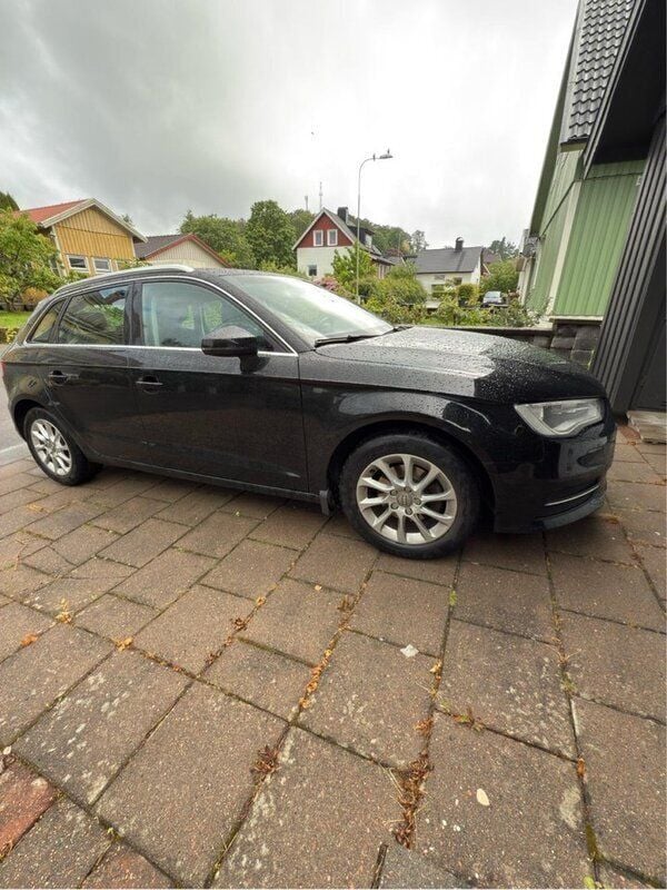 Svart Begagnad 2016 Audi A3 Sportback Attraction Halvkombi | 155 000 kr (Bra pris) - Bild 1/1