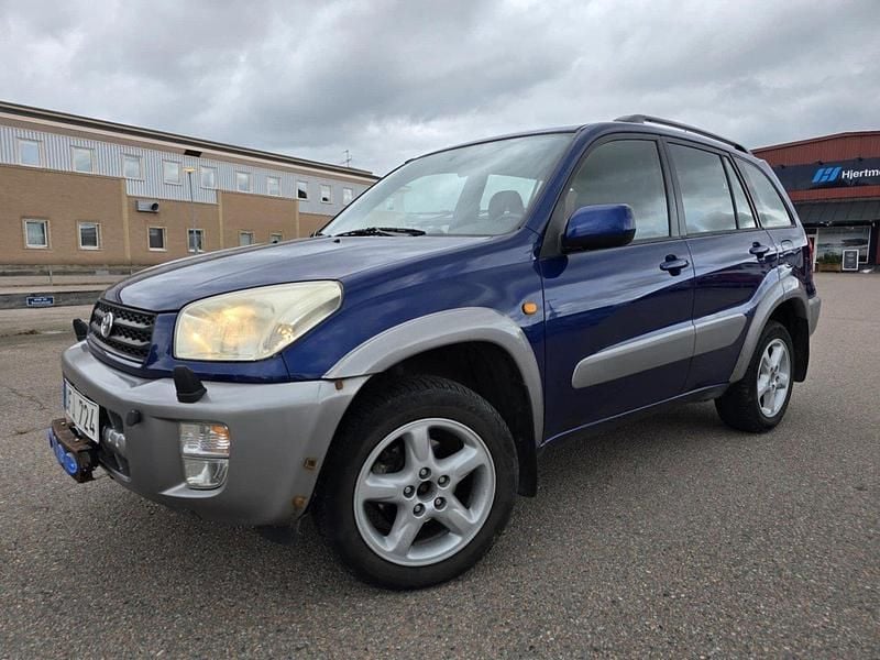Blå Begagnad 2003 Toyota RAV4 SUV | 39 000 kr (Marknadspris) - Bild 1/4