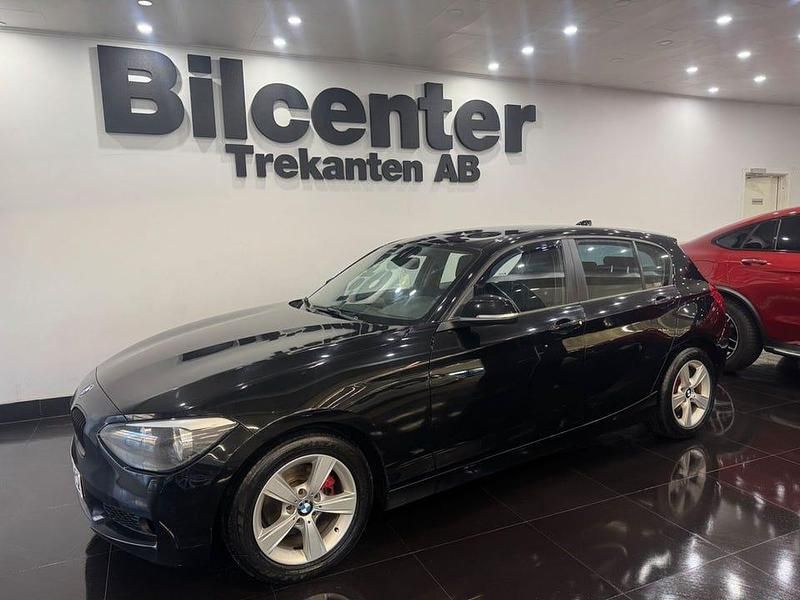 Svart Begagnad 2012 BMW 116 Halvkombi | 79 900 kr (Marknadspris) - Bild 1/4