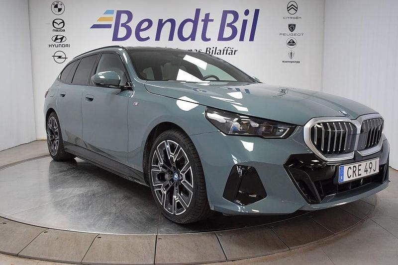 Grön Begagnad 2024 BMW i5 M Sport Sedan | 699 500 kr (Marknadspris) - Bild 1/3