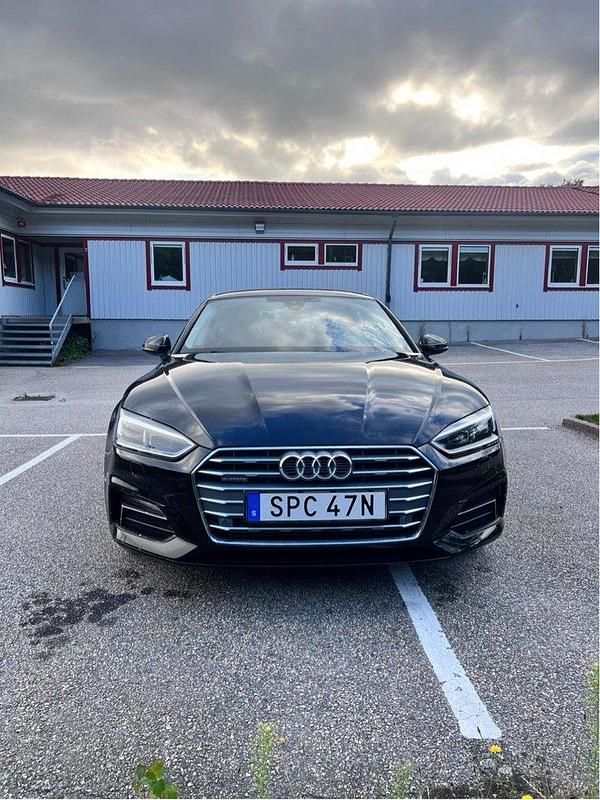 Svart Begagnad 2019 Audi A5 Sportback Halvkombi | 284 000 kr (Marknadspris) - Bild 1/4