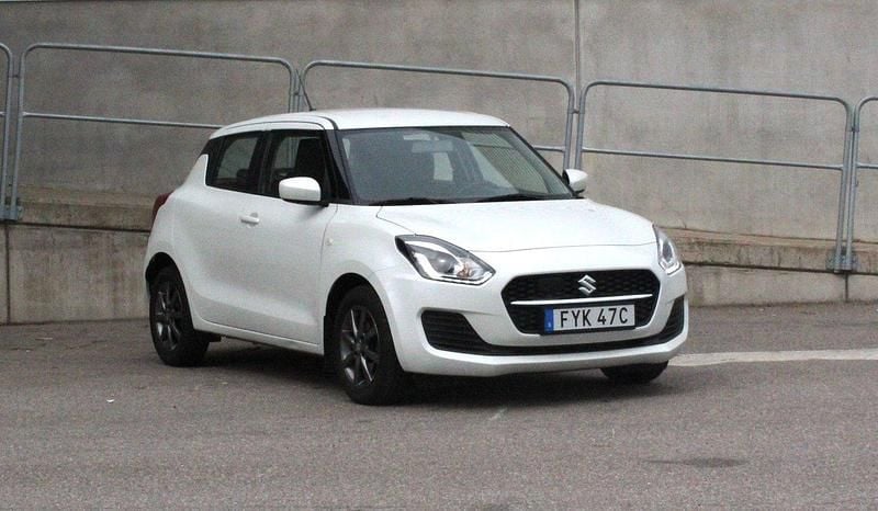 Vit Begagnad 2020 Suzuki Swift Comfort Halvkombi | 169 500 kr (Marknadspris) - Bild 1/4