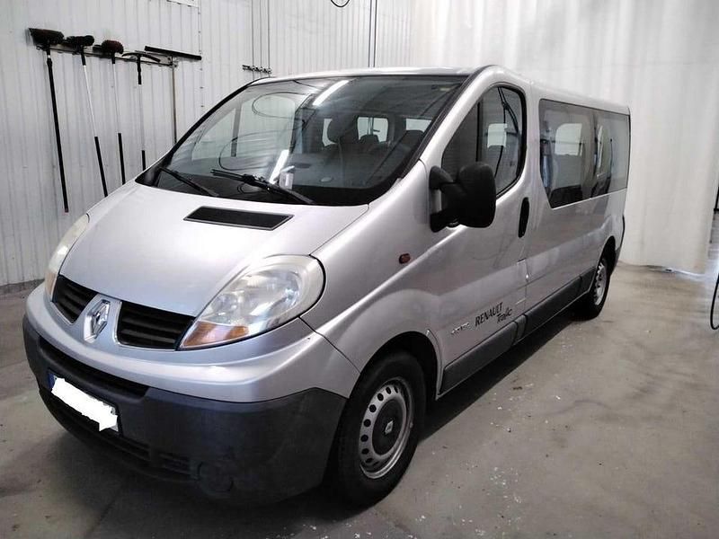 Ljusgrå Begagnad 2007 Renault Trafic Minibuss | 69 500 kr (Bra pris) - Bild 1/4