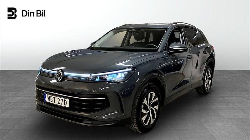 Mörkgrå Begagnad 2024 VW Tiguan Life SUV | 469 900 kr (Dyr) - Bild 1/4