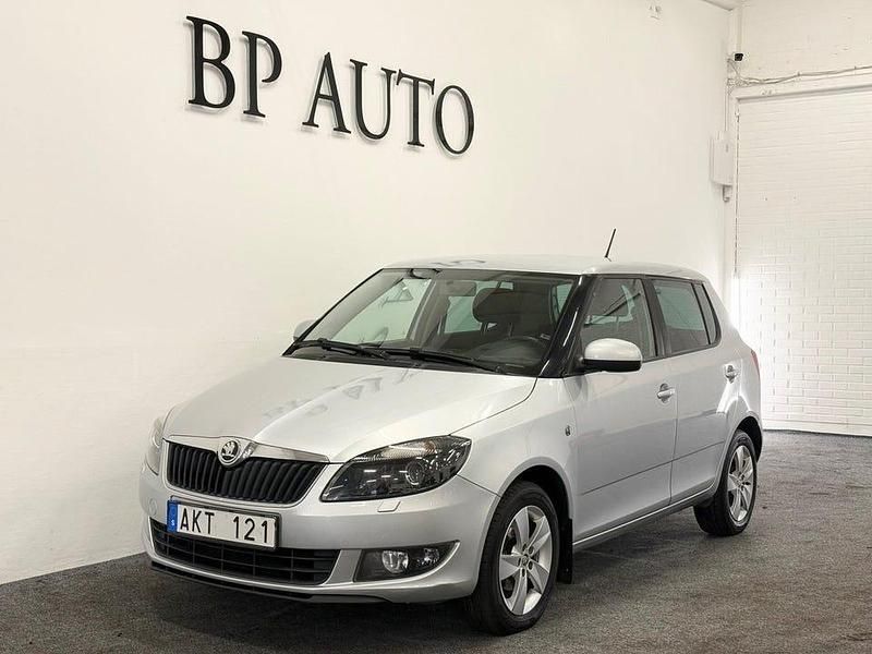Silver Begagnad 2013 Skoda Fabia Ambiente Halvkombi | 69 900 kr (Marknadspris) - Bild 1/4