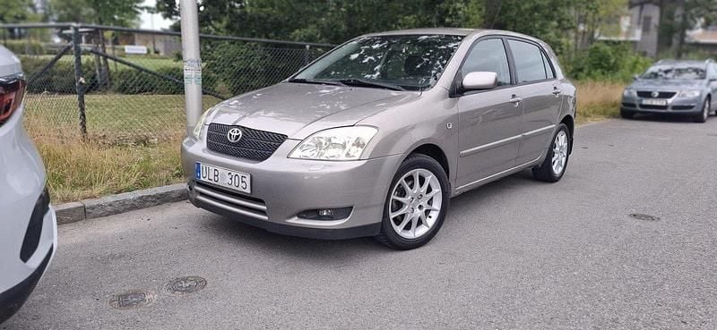 Grå Begagnad 2003 Toyota Corolla Halvkombi | 43 000 kr (Marknadspris) - Bild 1/4