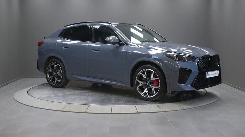 Grå Begagnad 2023 BMW iX2 Comfort Edition SUV | 599 000 kr (Superpris) - Bild 1/3