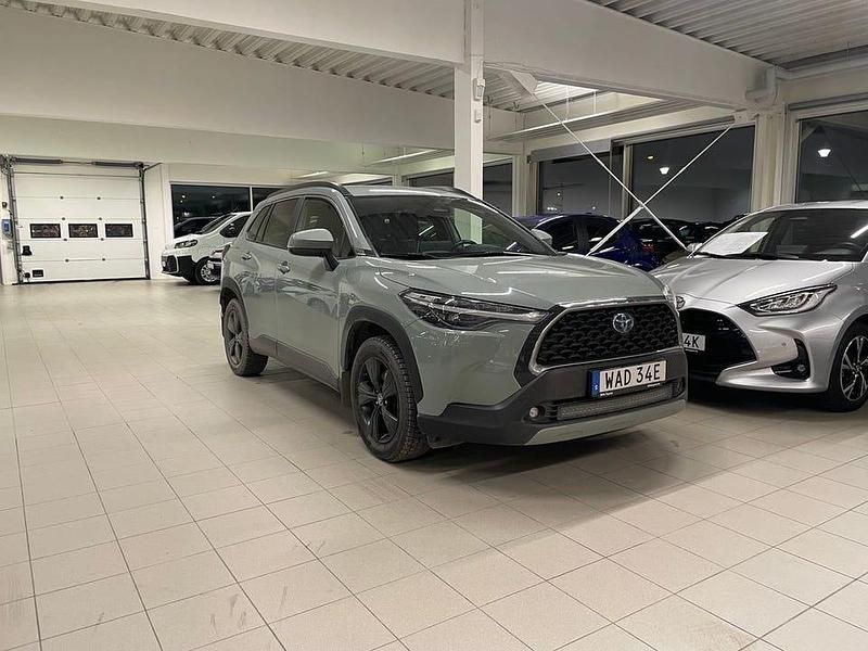 Grön Begagnad 2022 Toyota Corolla Cross Style SUV | 339 900 kr (Marknadspris) - Bild 1/1