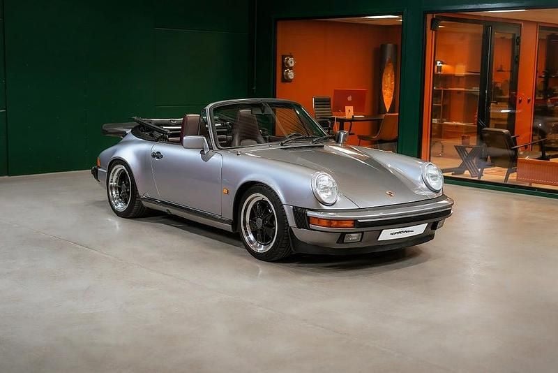 Begagnad Porsche 911 Carrera Cabriolet 231 HK (169 kW) 1987 Ljusgrå Cab