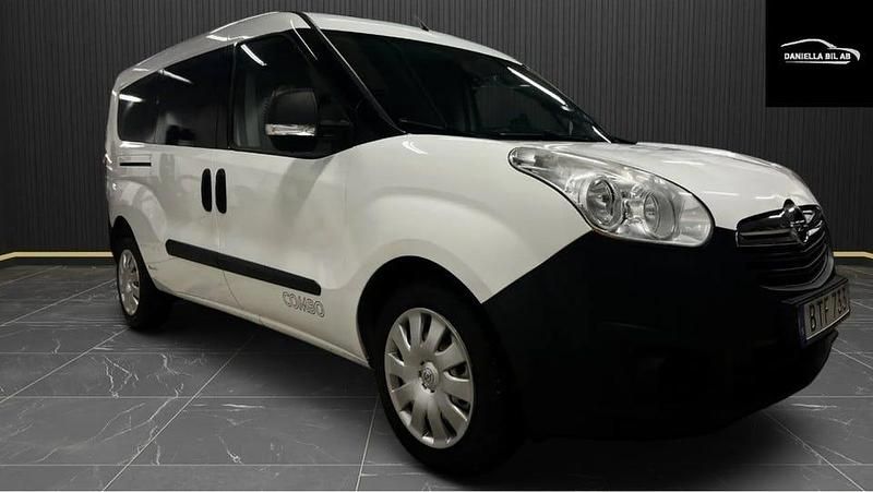 Vit Begagnad 2015 Opel Combo S Van | 69 900 kr (Lite dyr) - Bild 1/4