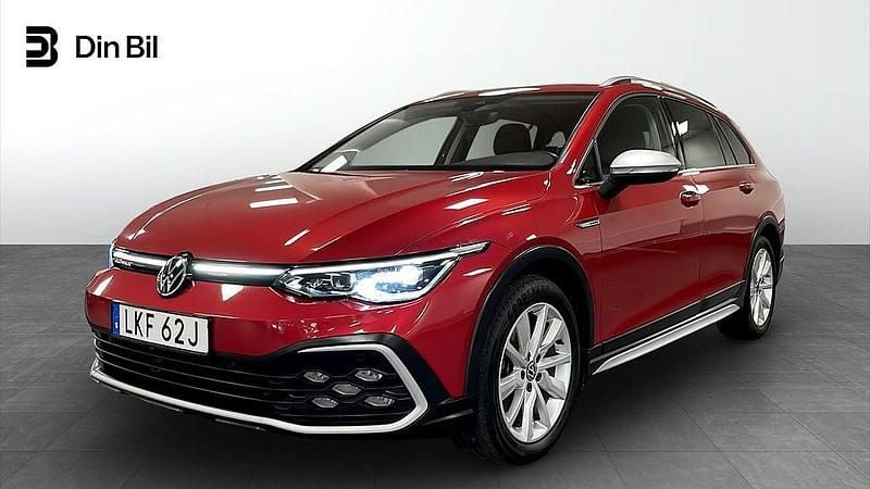 Röd (kings red metallic) Begagnad 2022 VW Golf Alltrack Kombi | 329 000 kr (Marknadspris) - Bild 1/4