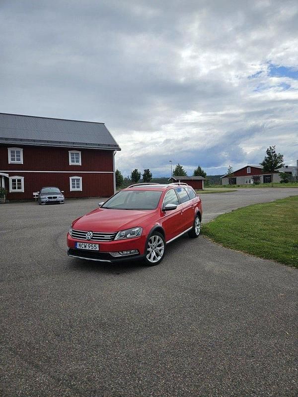 Röd Begagnad 2013 VW Passat Alltrack Kombi | 84 900 kr (Marknadspris) - Bild 1/4