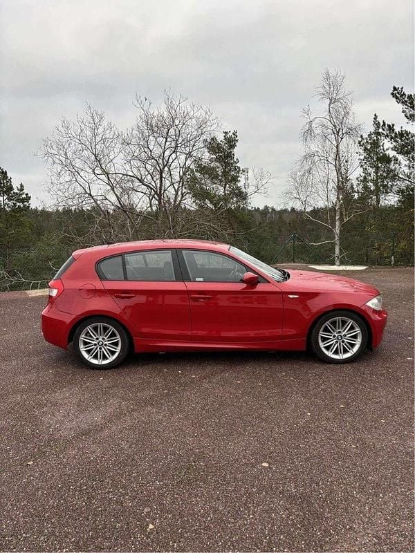 Röd Begagnad 2007 BMW 120 Advantage Halvkombi | 53 000 kr (Marknadspris) - Bild 1/4