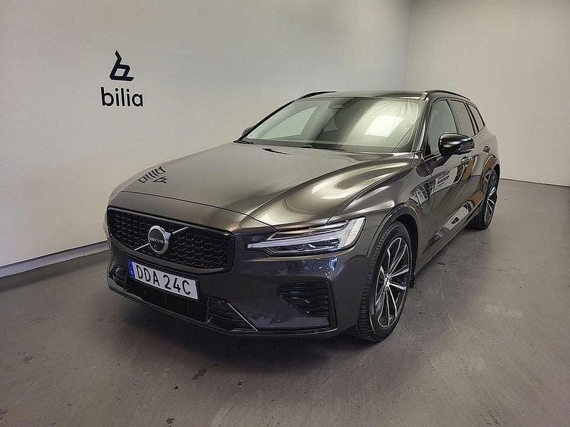 Grå Begagnad 2025 Volvo V60 Plus Kombi | 489 500 kr (Marknadspris) - Bild 1/3