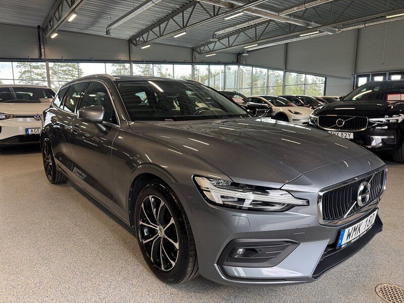 Grå Begagnad 2020 Volvo V60 Momentum Kombi | 306 900 kr (Marknadspris) - Bild 1/4