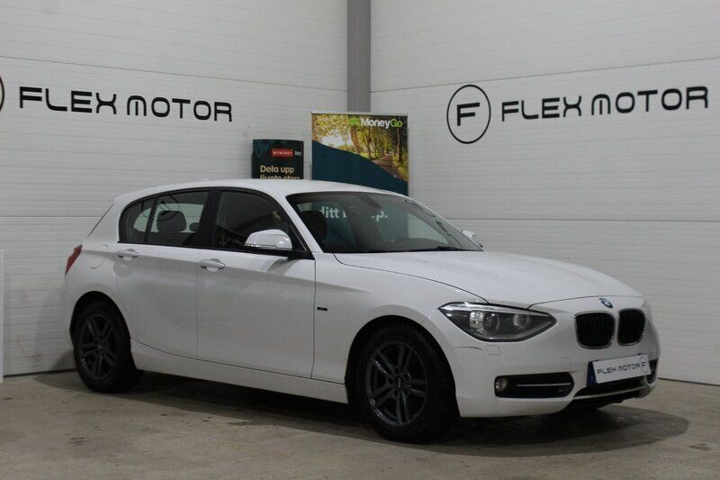 Vit Begagnad 2012 BMW 118 Sport Line Halvkombi | 84 800 kr (Dyr) - Bild 1/4