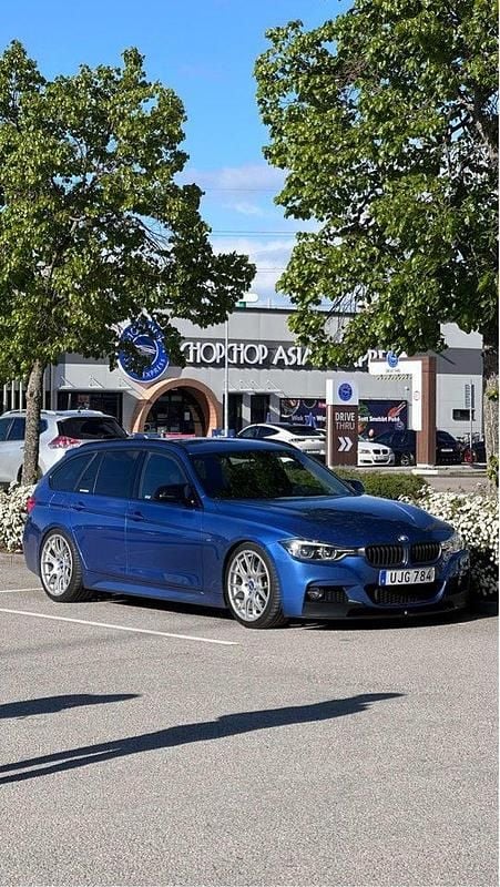 Blå Begagnad 2017 BMW 330 Shadowline Kombi | 270 000 kr - Bild 1/4