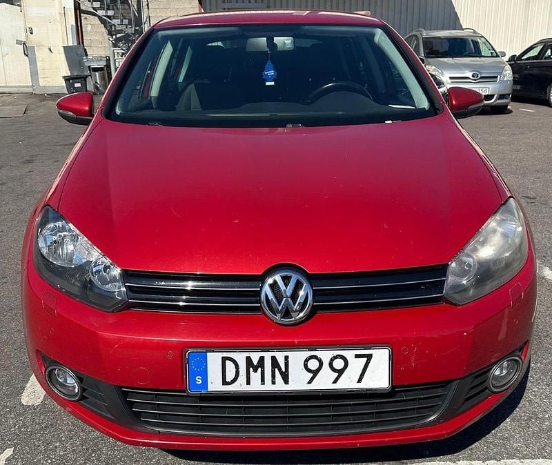 Röd Begagnad 2011 VW Golf VI Halvkombi | 59 000 kr (Bra pris) - Bild 1/4