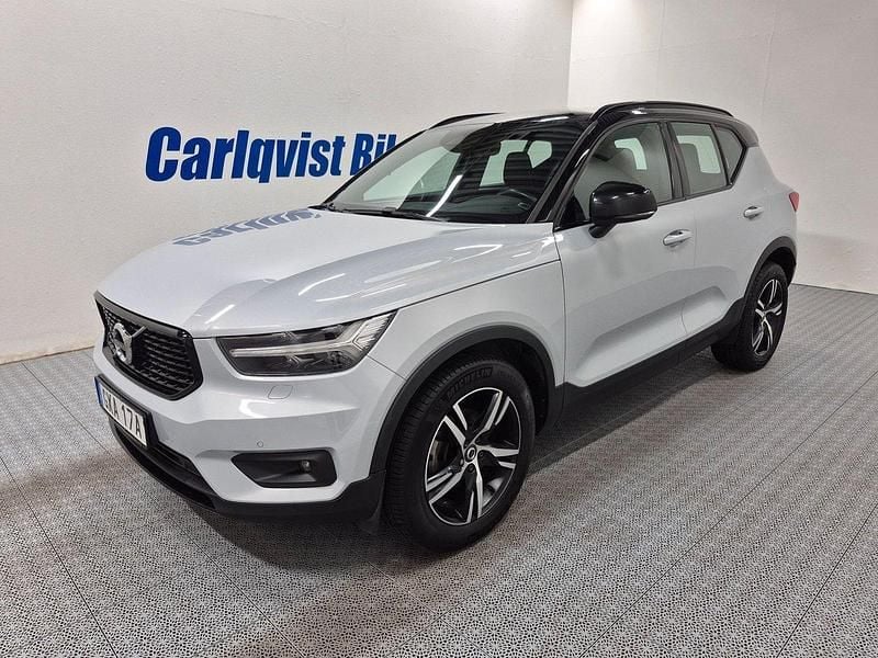 Silver (glaciärsilver metallic) Begagnad 2020 Volvo XC40 R-Design SUV | 315 000 kr (Dyr) - Bild 1/4