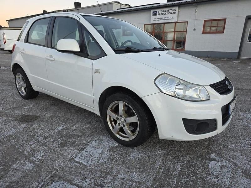 Vit Begagnad 2010 Suzuki SX4 Halvkombi | 27 500 kr (Superpris) - Bild 1/4