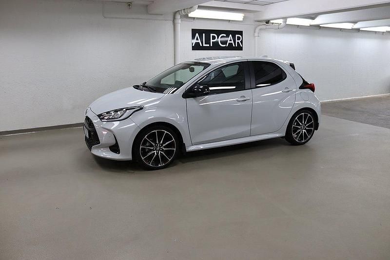 Grå Begagnad 2022 Toyota Yaris Hybrid Sport Halvkombi | 249 900 kr (Marknadspris) - Bild 1/4