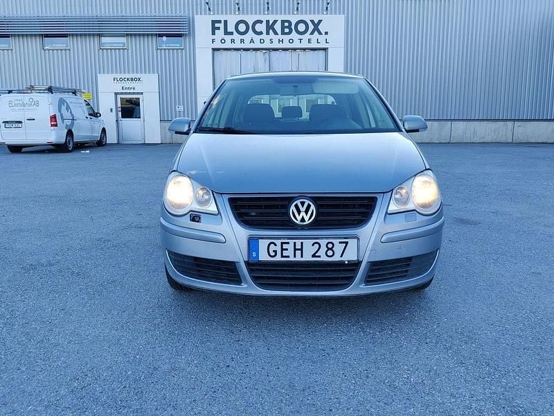 Silver Begagnad 2007 VW Polo Comfortline Halvkombi | 17 900 kr (Marknadspris) - Bild 1/4