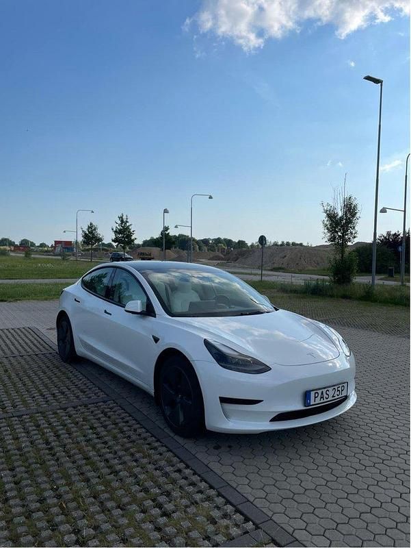 Vit Begagnad 2021 Tesla Model 3 Standard Range Plus Sedan | 280 000 kr (Marknadspris) - Bild 1/1