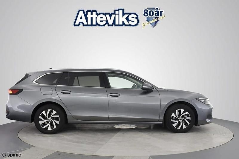 Mörkgrå Begagnad 2024 VW Passat Business Kombi | 344 900 kr (Dyr) - Bild 1/3
