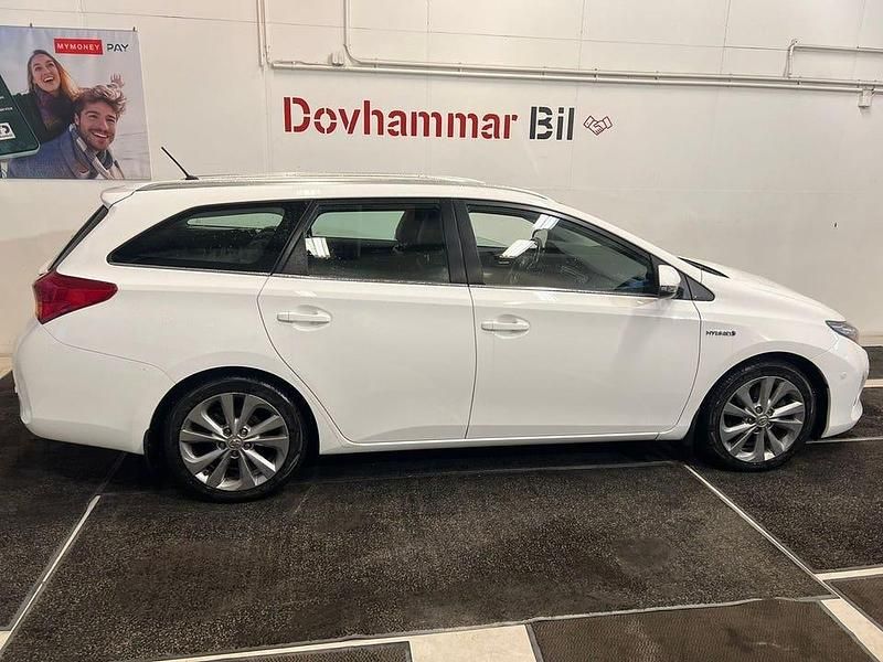 Begagnad Toyota Auris Hybrid Executive 136 HK (100 kW) 2014 Vit