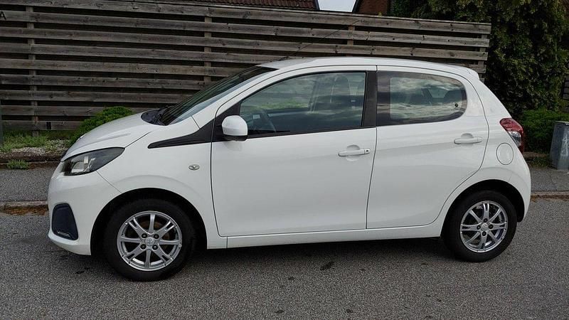 Vit Begagnad 2014 Peugeot 108 Halvkombi | 58 000 kr (Marknadspris) - Bild 1/4