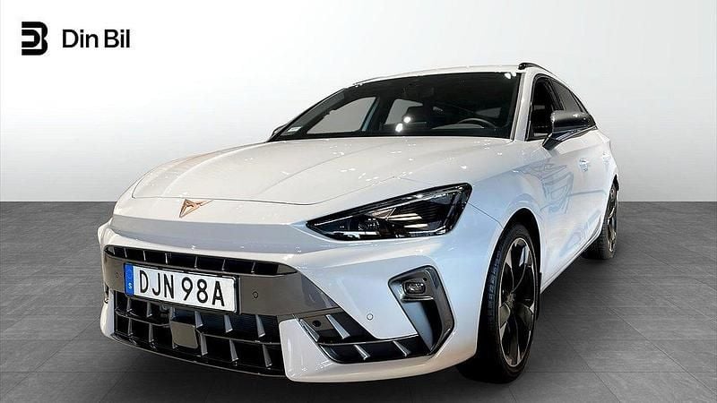 Vit (glacial white metallic) Ny 2025 Cupra Leon Kombi | 374 900 kr (Marknadspris) - Bild 1/4