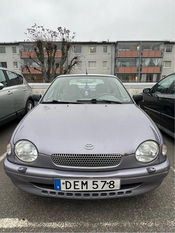 Begagnad 1998 Toyota Corolla Halvkombi | 25 000 kr (Marknadspris) - Bild 1/4