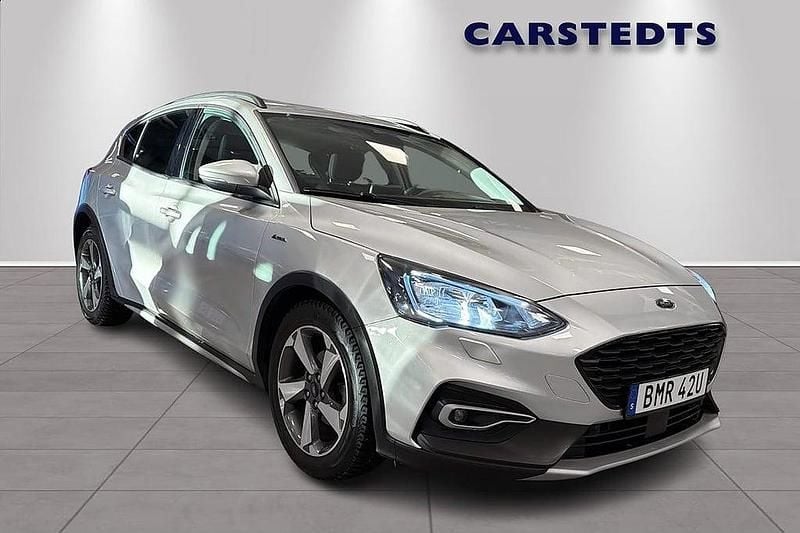 Grå Begagnad 2021 Ford Focus Active Halvkombi | 184 900 kr (Marknadspris) - Bild 1/4