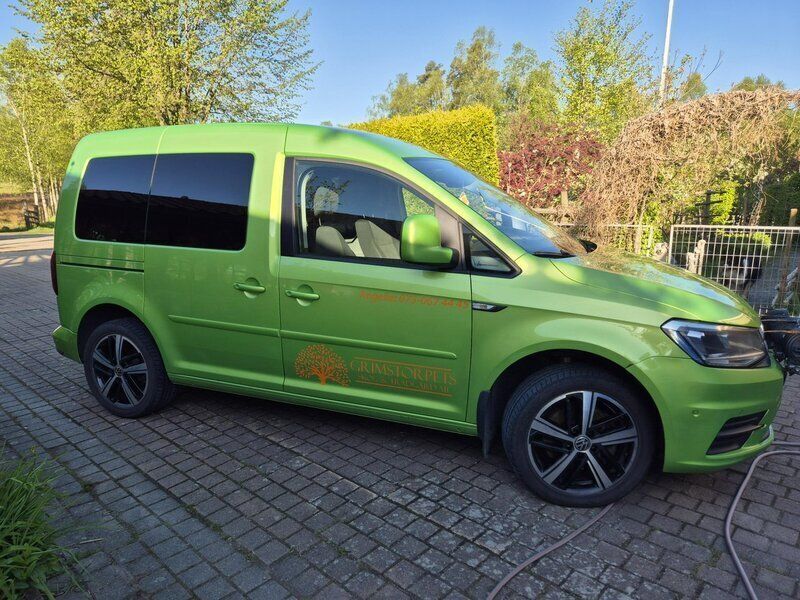 Grön Begagnad 2016 VW Caddy Minibuss | 120 000 kr (Marknadspris) - Bild 1/4